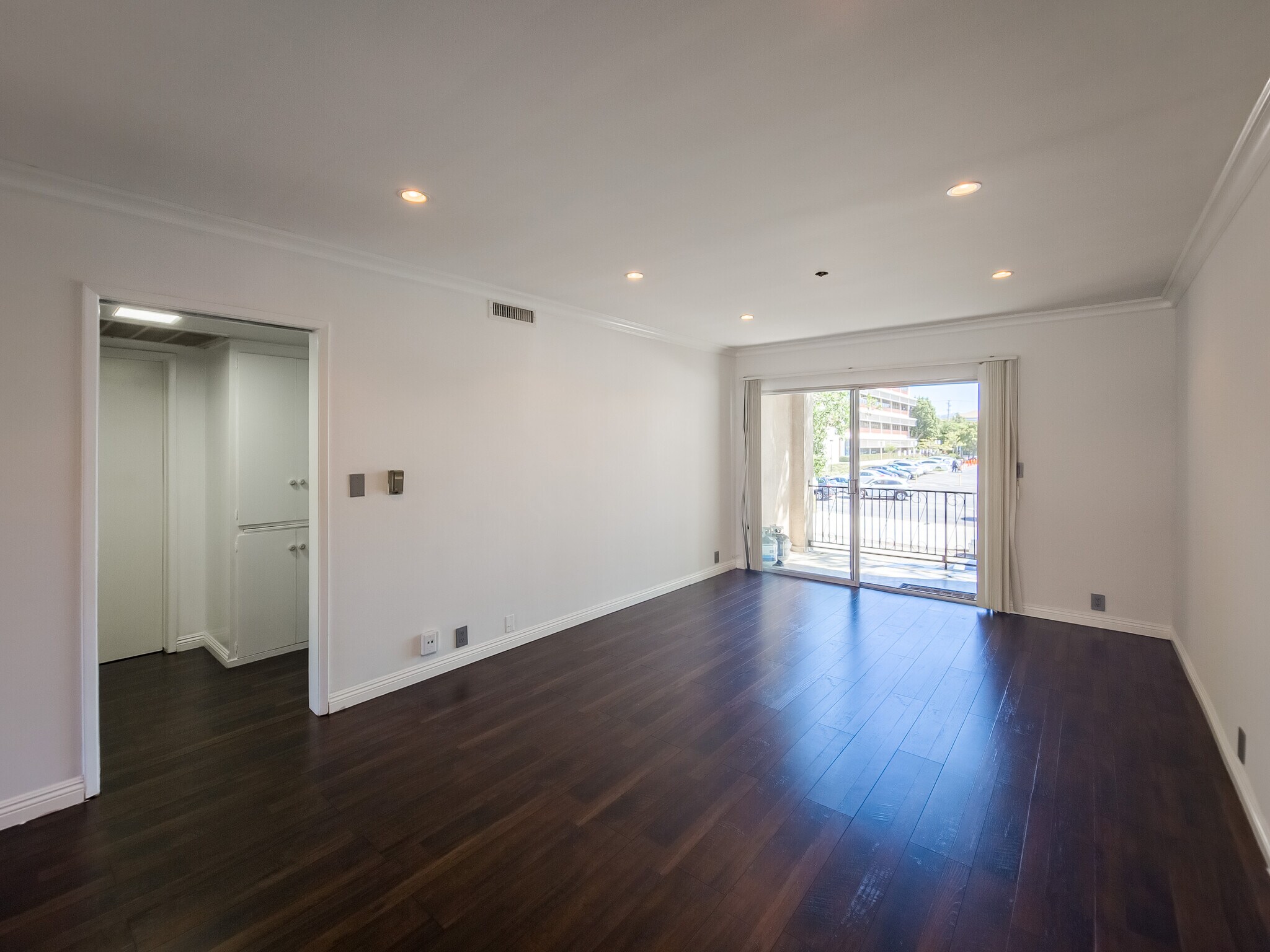 Building Photo - 215 N Kenwood St