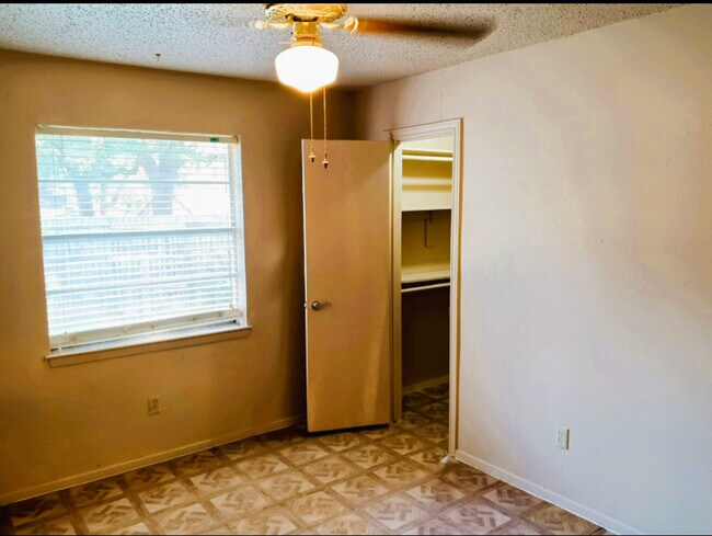 Building Photo - 1112 Autumn Oak Dr