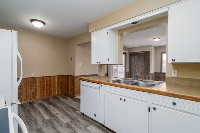 Building Photo - 3 Bedroom 2 Bath Home with Fenced in Backyard!