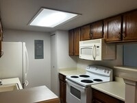 Building Photo - Well Maintained 2 bed 2 bath condo in Woodside Village!