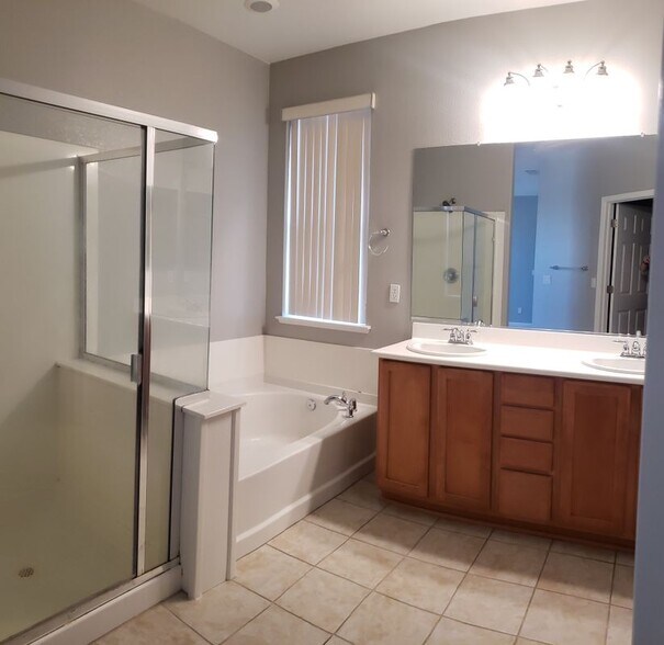 Building Photo - 353 Rosebriar Pl