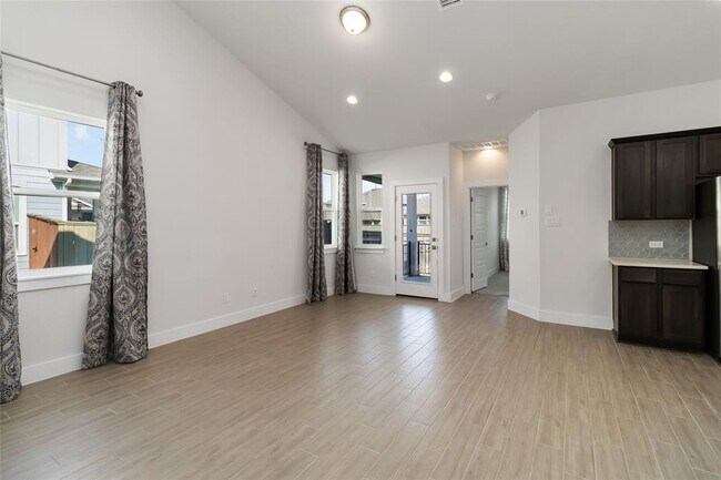 Building Photo - 220 Mirabeau Way