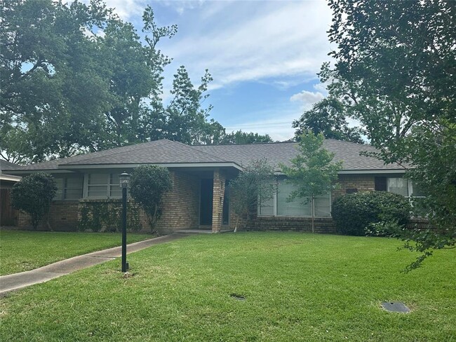 Building Photo - 3611 Broadmead Dr