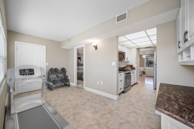 Building Photo - 10033 64th Ave N