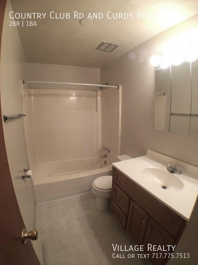 Building Photo - Huge 2-Bed apartment with washer/dryer hoo...