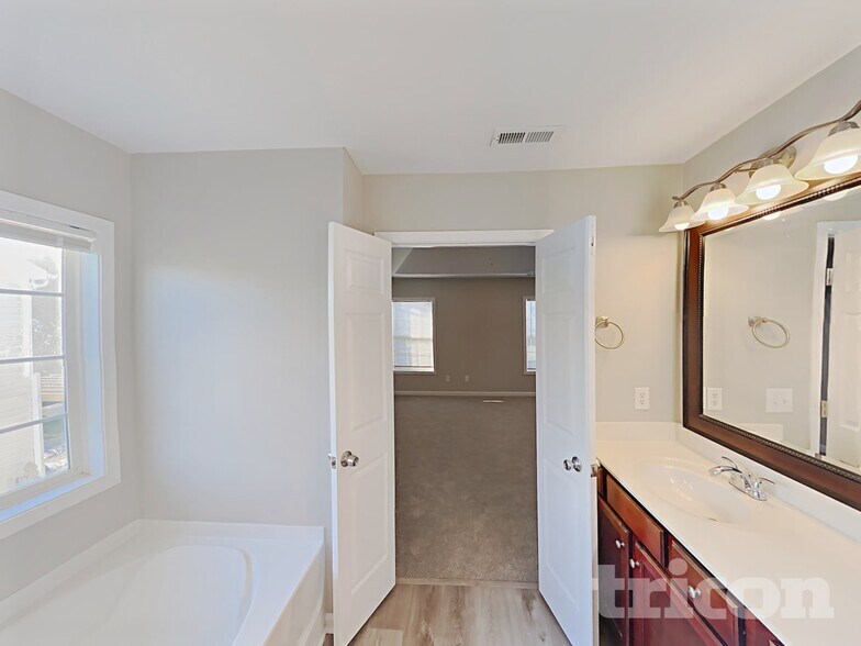 Building Photo - 1324 Pondhaven Dr