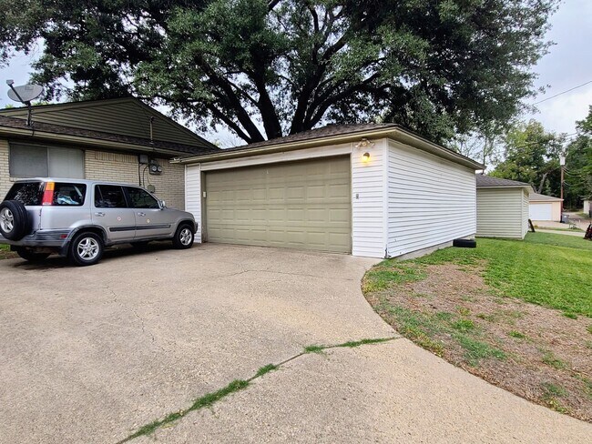 Building Photo - 2 Bed, 2 Bath Duplex near White Rock Lake!