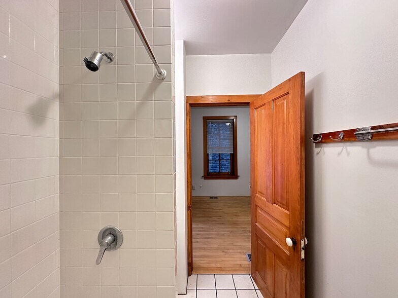 Building Photo - 1435 N Bosworth Ave