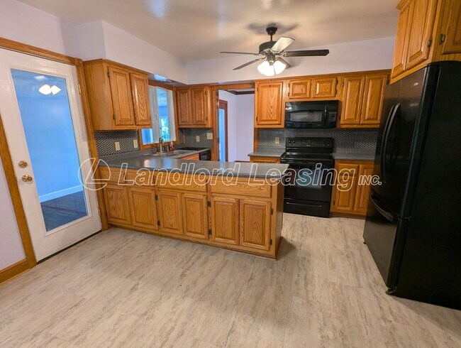Building Photo - Spacious Split-Level Home in Columbia Stat...