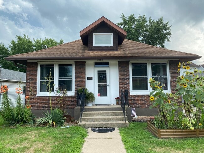 Primary Photo - 1009 W Madison St
