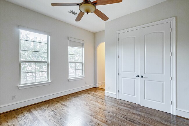 Building Photo - 5710 Darling St