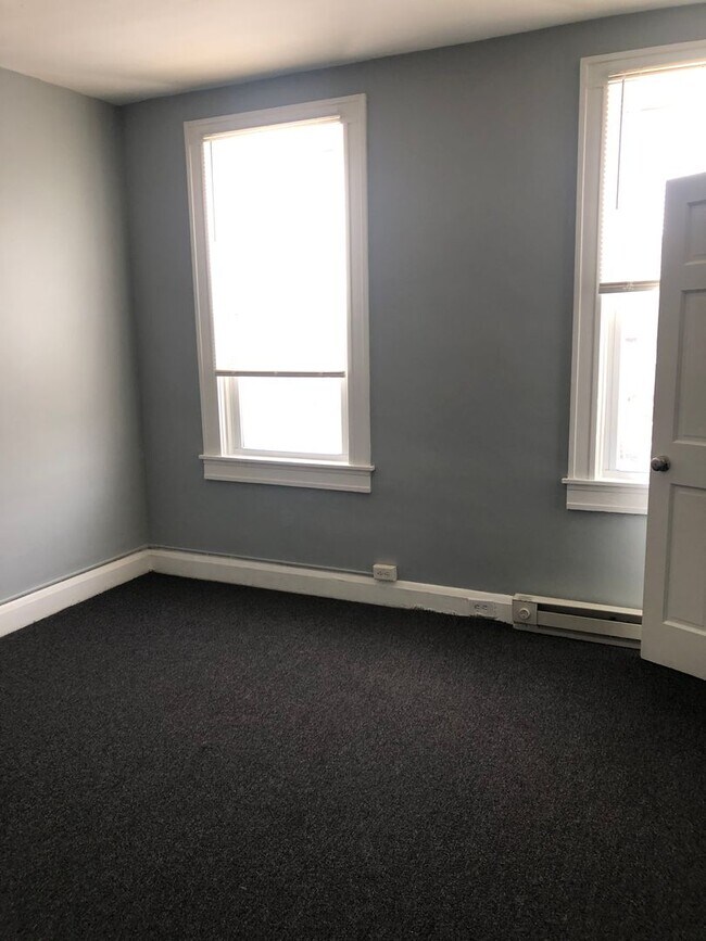 Building Photo - Discover this well-maintained 3-bedroom, 2-bath home in Baltimore, MD,