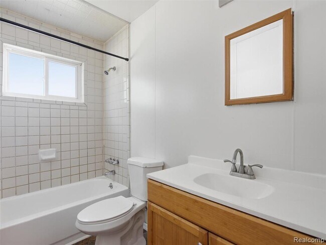 Building Photo - 1221 E Granet Ave