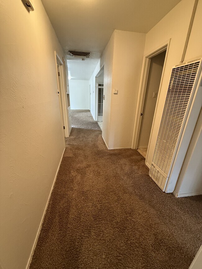 Building Photo - 1612 Hendola Dr NE