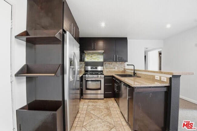 Building Photo - 5530 Owensmouth Ave