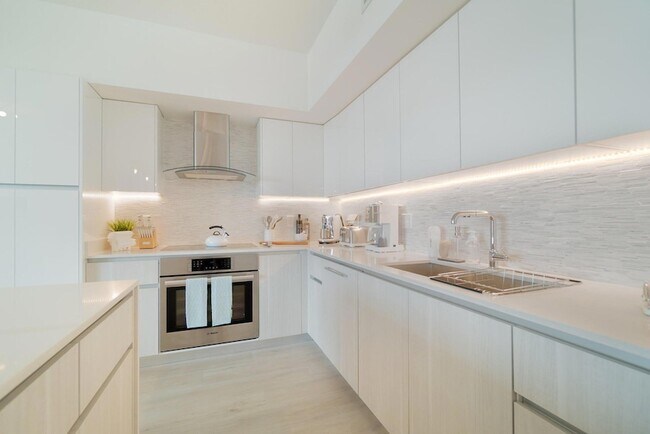 Building Photo - 111 SE 1st Ave