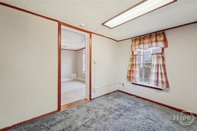 Building Photo - 742 E Park Ave