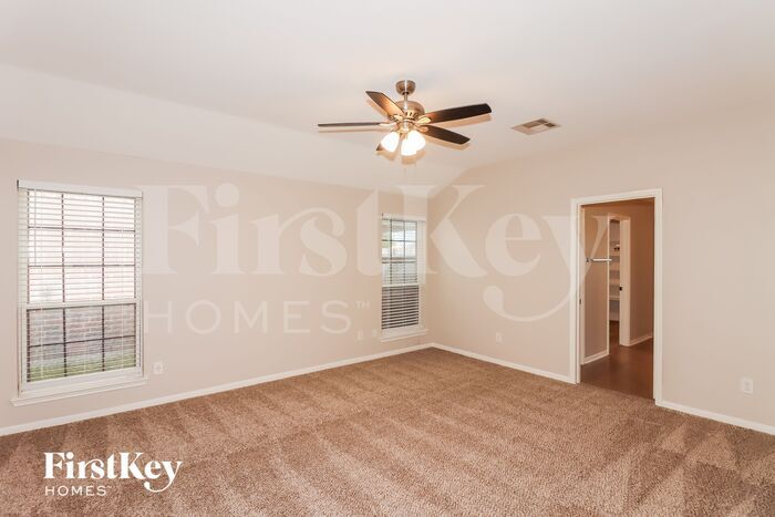 Building Photo - 5914 Rosemary Circle