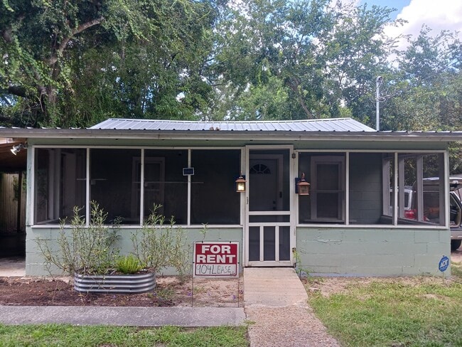 Primary Photo - 638 Center St
