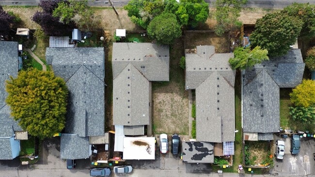 Building Photo - 2 bedroom 1 bath single level duplex