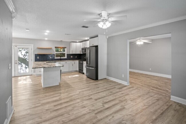 Building Photo - 501 Dona Ave