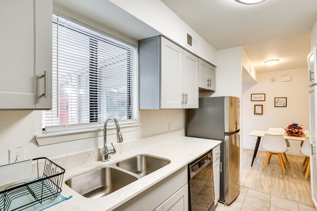 Building Photo - 6648 E Lovers Ln