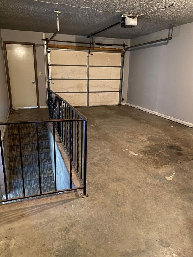 Building Photo - Beautiful, Spacious 3 bed Condo for Rent