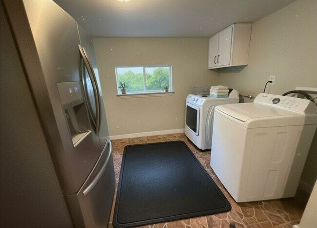 Building Photo - 831 Rouse St