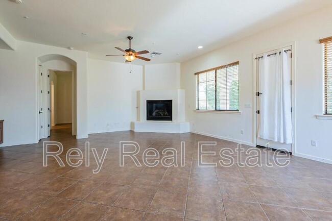 Building Photo - 734 W Juniper Ln