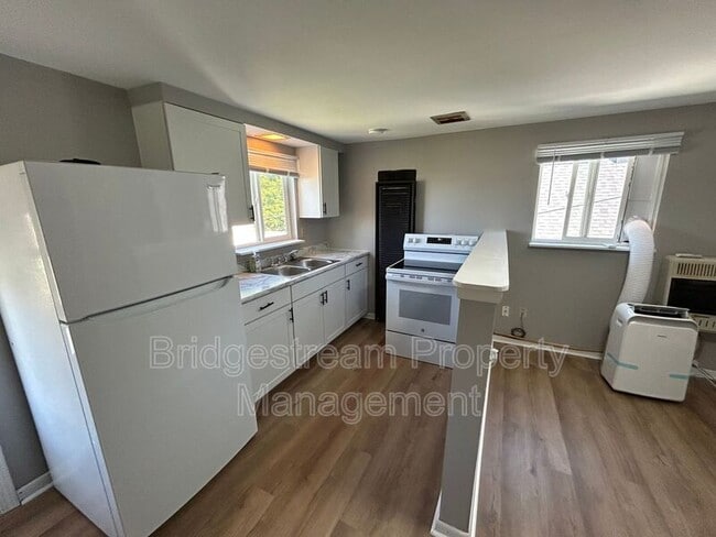 Building Photo - 709 Cottage Ave