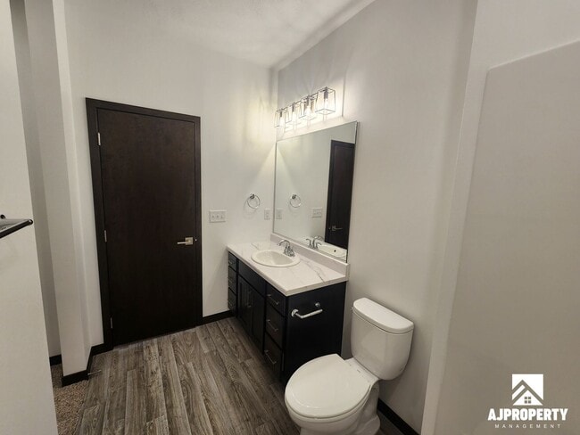 Building Photo - 300 S Willow Spring Dr