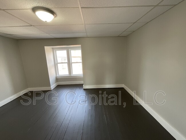 Building Photo - 722 W Mason Ave