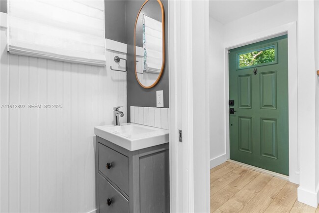 Building Photo - 1616 NE 5th St