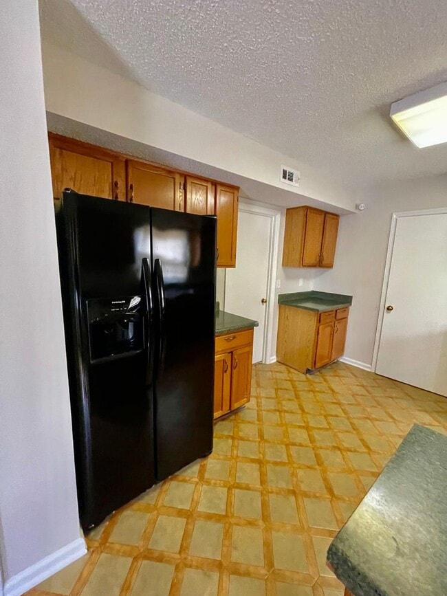 Building Photo - Welcome to this beautiful 5-bedroom, 2-bathroom home located in the vibrant city of Charlotte, NC