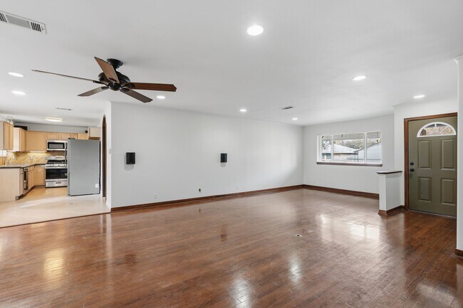 Building Photo - 5307 Poinciana Dr