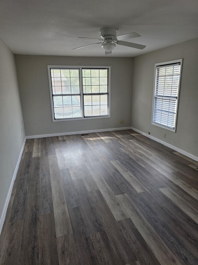 Building Photo - 331 Robin Ave