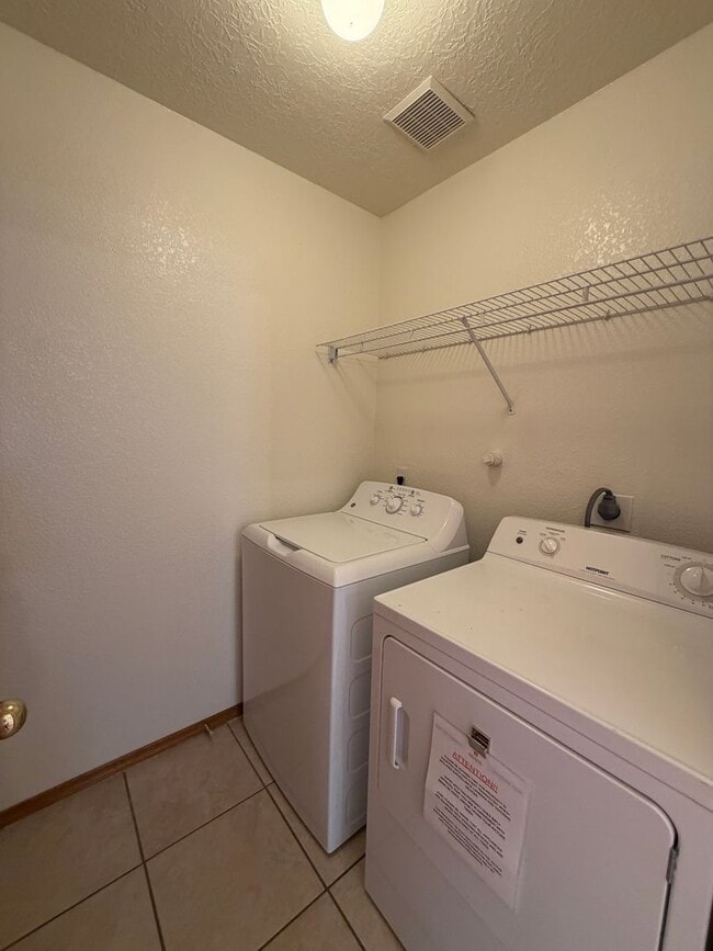 Building Photo - 3 Bedroom Single Story Home Available Near Unser Blvd NW & Ladera Dr NW!