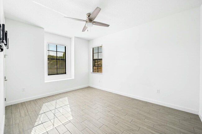 Building Photo - 601 SE Fascino Cir