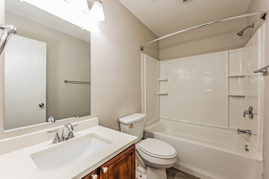 Building Photo - 1104 W Cottonwood Dr