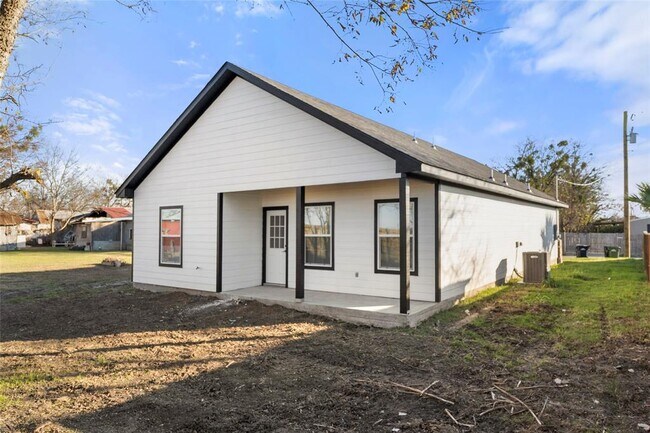 Building Photo - 501 E Plum St