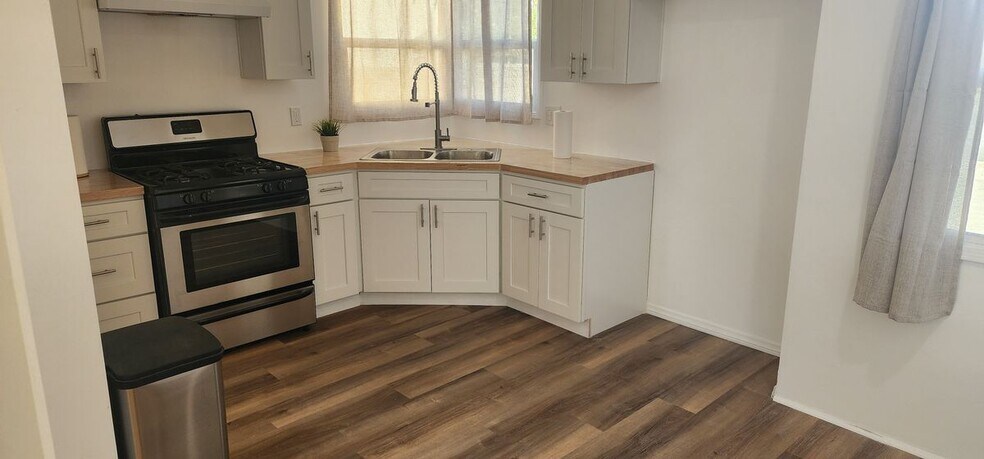 Building Photo - 719 S Walnut