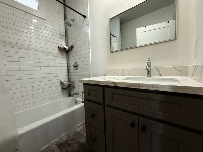 Building Photo - 5BD House Uptown