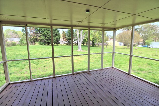 Building Photo - Remodeled Ranch Home in Steele Creek!