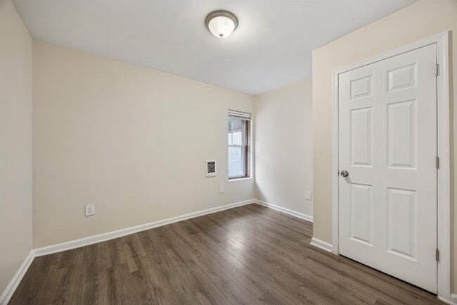 Building Photo - Spacious 3-Bedroom Apartment in the Heart ...