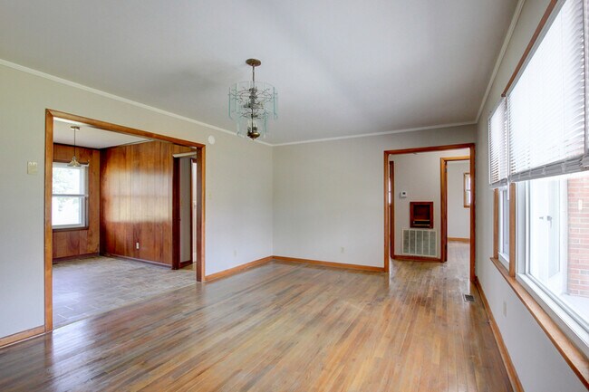Building Photo - 104 W McReynolds Dr