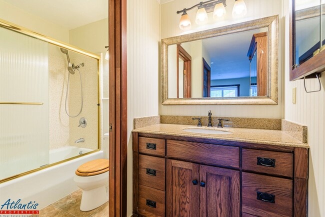 Building Photo - Pacific Terrace | Spacious Condo | Washer/...