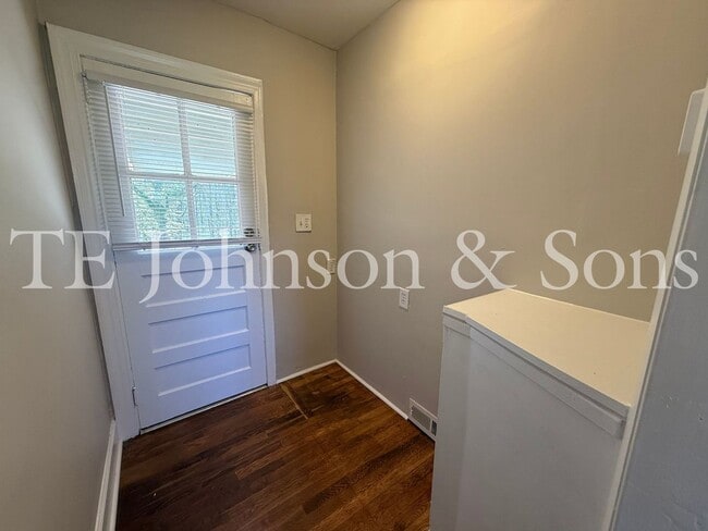 Building Photo - Charming 2BR Home Near Silas Creek Pkwy with Hardwood Floors & Carport