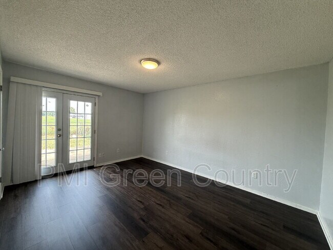 Building Photo - 322 W Quantico St