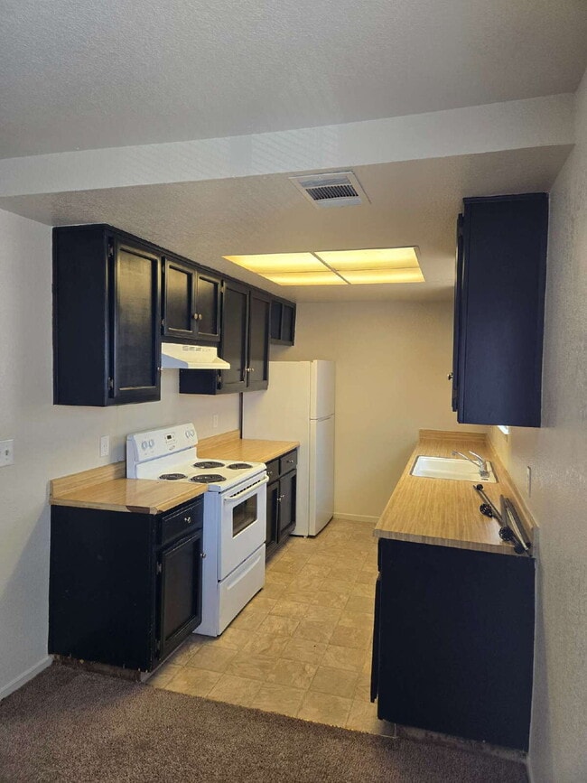 Building Photo - Competitively priced Two Bedroom Apartment...