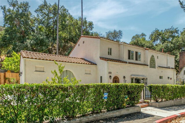 Building Photo - 2644 E Chevy Chase Dr